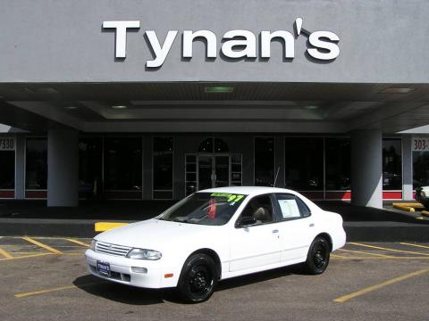 Cloud White Nissan Altima .  Click to enlarge.