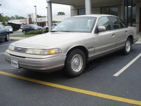 Pumice Beige Metallic Ford Crown Victoria LX.  Click to enlarge.