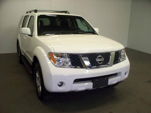 Avalanche White Nissan Pathfinder SE 4x4.  Click to enlarge.
