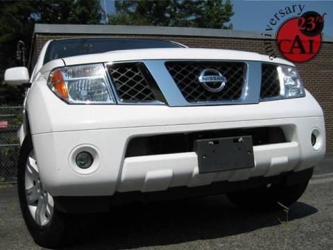 Avalanche White Nissan Pathfinder LE.  Click to enlarge.