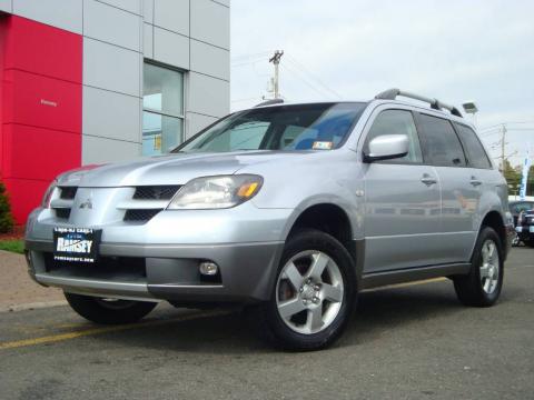 Cool Silver Metallic Mitsubishi Outlander XLS.  Click to enlarge.