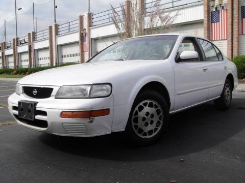 Arctic White Pearl Nissan Maxima SE.  Click to enlarge.