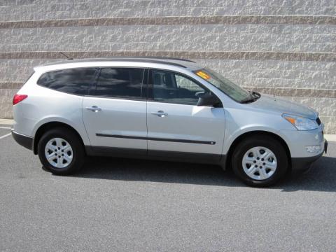 Silver Ice Metallic Chevrolet Traverse LS AWD.  Click to enlarge.