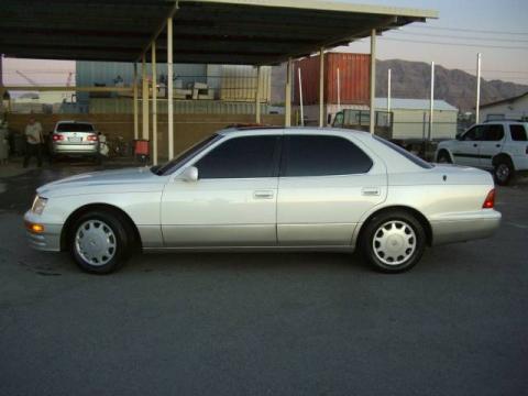 Diamond White Pearl Metallic Lexus LS 400 Sedan.  Click to enlarge.