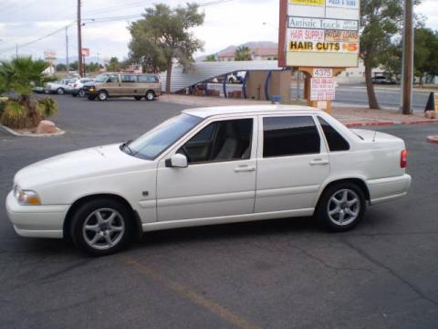 White Volvo S70 .  Click to enlarge.