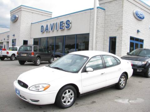 Vibrant White Ford Taurus SEL.  Click to enlarge.