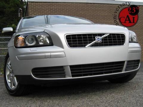 Silver Metallic Volvo S40 2.4i.  Click to enlarge.