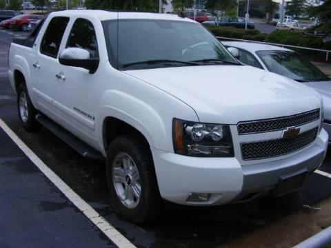 Summit White Chevrolet Avalanche Z71 4WD.  Click to enlarge.