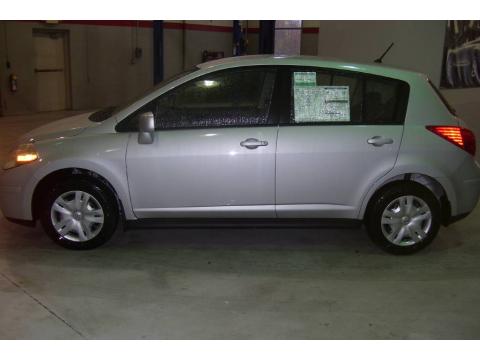 Brilliant Silver Metallic Nissan Versa 1.8 S Hatchback.  Click to enlarge.