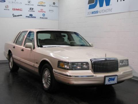 Ivory White Pearl Lincoln Town Car Cartier.  Click to enlarge.