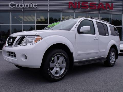 Avalanche White Nissan Pathfinder SE.  Click to enlarge.