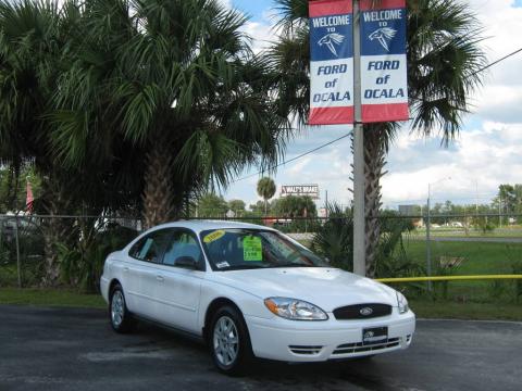 Vibrant White Ford Taurus SE.  Click to enlarge.