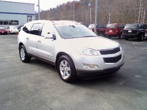 Silver Ice Metallic Chevrolet Traverse LT AWD.  Click to enlarge.