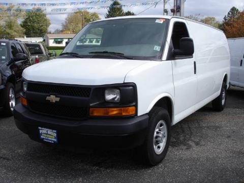 Summit White Chevrolet Express 2500 Extended Cargo Van.  Click to enlarge.