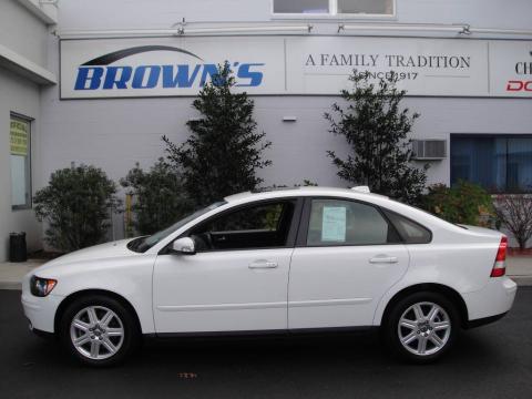 Ice White Volvo S40 2.4i.  Click to enlarge.