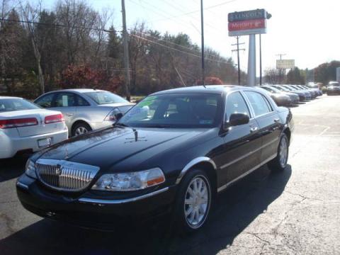Black Lincoln Town Car Signature Limited.  Click to enlarge.