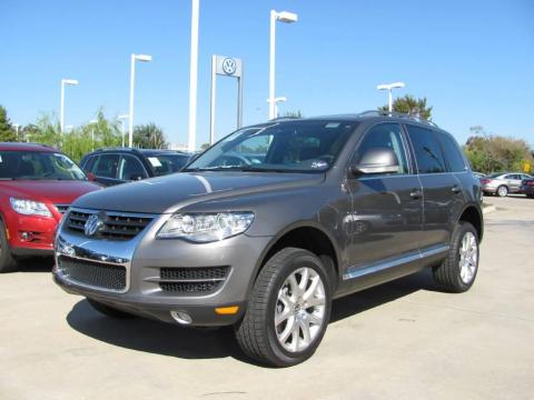 Alaska Grey Metallic Volkswagen Touareg 2 TDI.  Click to enlarge.