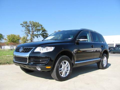 Black Uni Volkswagen Touareg TDI 4XMotion.  Click to enlarge.