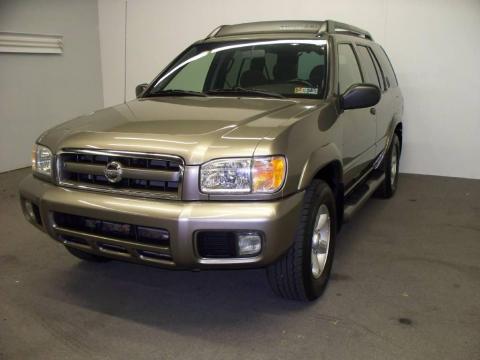 Luminous Gold Metallic Nissan Pathfinder SE 4x4.  Click to enlarge.