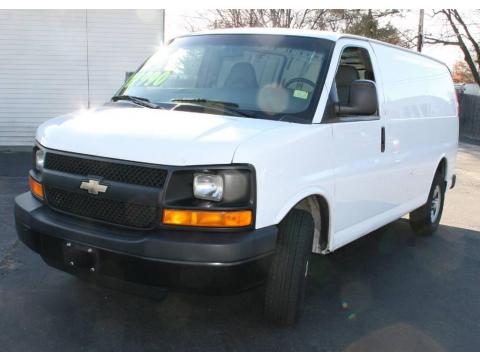 Summit White Chevrolet Express 1500 Cargo Van.  Click to enlarge.