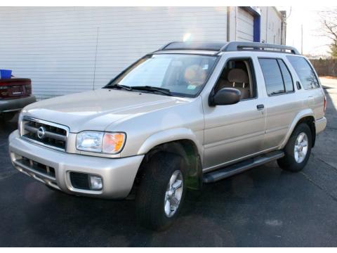 Sunlit Sand Metallic Nissan Pathfinder SE 4x4.  Click to enlarge.