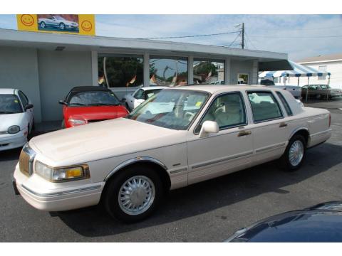 Pumice Pearl Metallic Lincoln Town Car Cartier.  Click to enlarge.