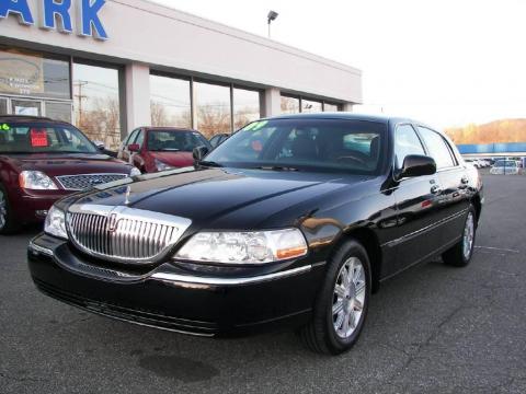 Black Lincoln Town Car Signature Limited.  Click to enlarge.