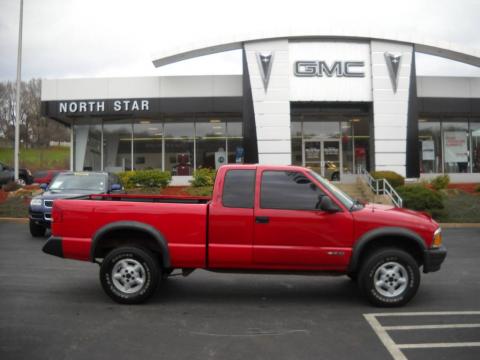 Victory Red Chevrolet S10 LS Extended Cab 4x4.  Click to enlarge.