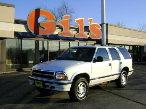 Summit White Chevrolet Blazer LT 4x4.  Click to enlarge.