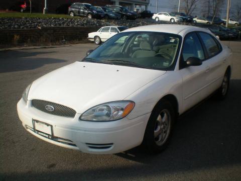Vibrant White Ford Taurus SE.  Click to enlarge.