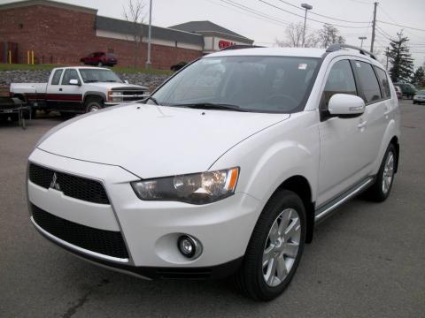 Diamond White Pearl 2010 Mitsubishi Outlander SE 4WD with Black interior Diamond White Pearl 2010 Mitsubishi Outlander SE 4WD with Black interior