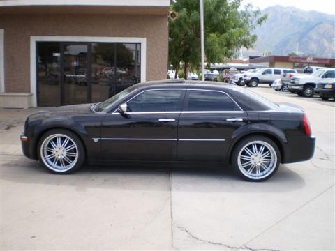 Brilliant Black Crystal Pearl Chrysler 300 C HEMI.  Click to enlarge.