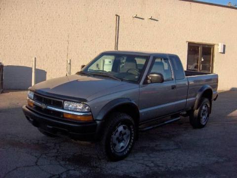 Light Pewter Metallic Chevrolet S10 LS Extended Cab 4x4.  Click to enlarge.