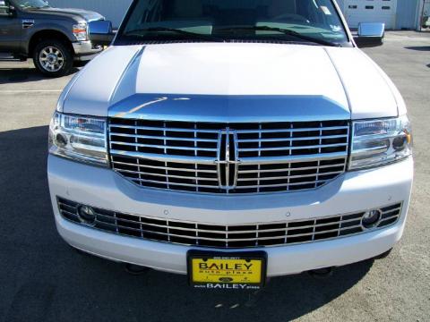White Platinum Metallic Tri-Coat Lincoln Navigator . Click to enlarge. White Platinum Metallic Tri-Coat Lincoln Navigator . Click to enlarge.