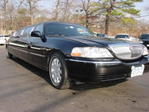 Black Lincoln Town Car Executive Limousine.  Click to enlarge.