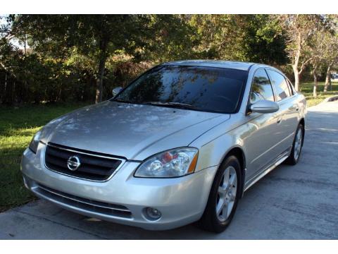 Sheer Silver Metallic Nissan Altima 3.5 SE.  Click to enlarge.