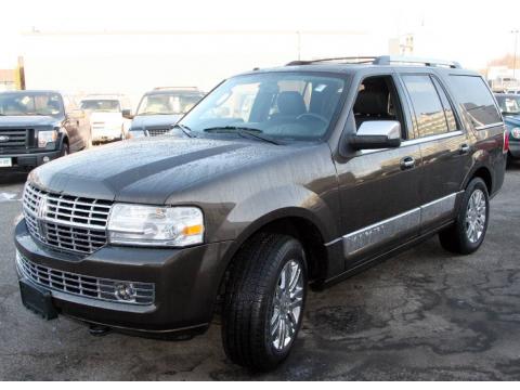 Stone Green Metallic Lincoln Navigator Elite 4x4.  Click to enlarge.
