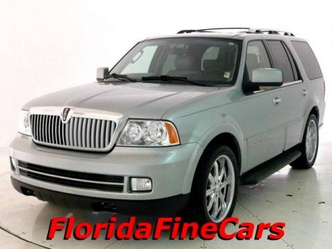 Satellite Silver Metallic Lincoln Navigator Luxury.  Click to enlarge.