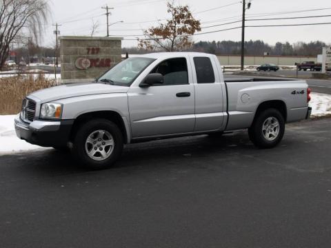 Bright Silver Metallic Dodge Dakota SLT Club Cab 4x4.  Click to enlarge.