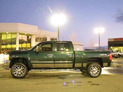 Medium Green Metallic Chevrolet Silverado 2500HD LT Crew Cab 4x4.  Click to enlarge.
