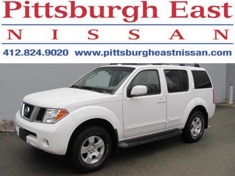 Avalanche White Nissan Pathfinder SE 4x4.  Click to enlarge.