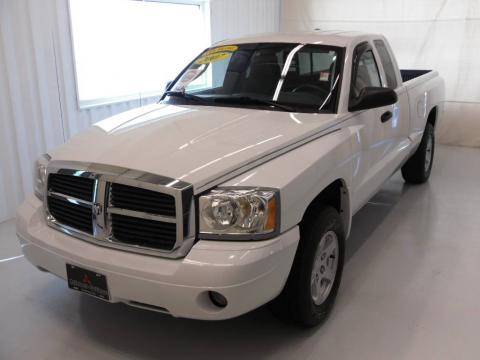 Bright White Dodge Dakota SLT Club Cab.  Click to enlarge.