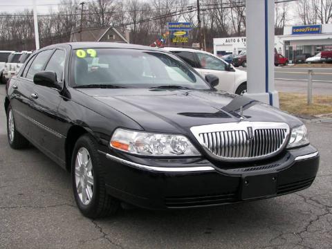 Black Lincoln Town Car Signature L.  Click to enlarge.