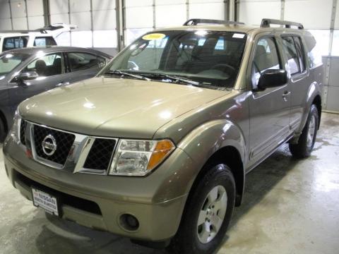 Granite Metallic Nissan Pathfinder SE 4x4.  Click to enlarge.