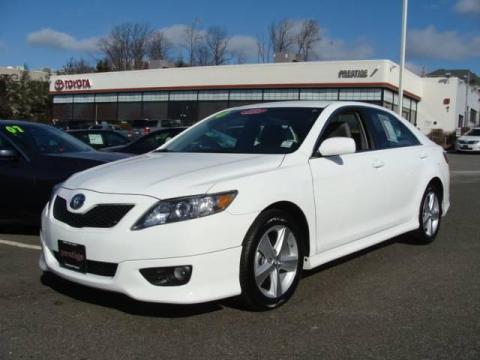 Super White Toyota Camry SE.  Click to enlarge.