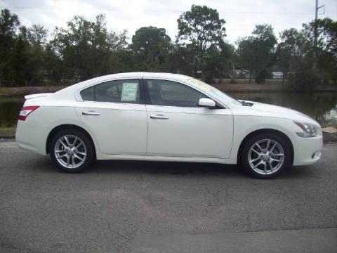 Winter Frost White Nissan Maxima 3.5 S.  Click to enlarge.