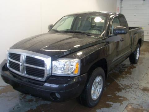 Brilliant Black Crystal Pearl Dodge Dakota SLT Club Cab 4x4.  Click to enlarge.