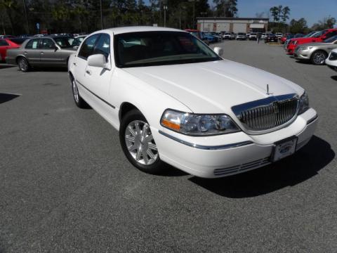 Vibrant White Lincoln Town Car Signature Limited.  Click to enlarge.