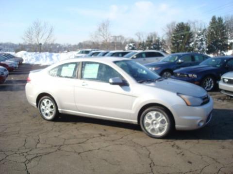 Ingot Silver Metallic Ford Focus SE Coupe.  Click to enlarge.