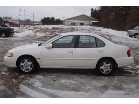 Alpine White Pearl Nissan Altima GXE.  Click to enlarge.